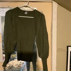 Light sweater with puffy arms